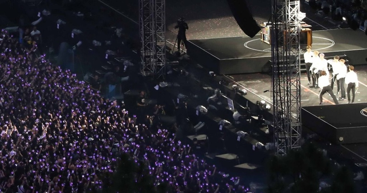 BTS 팬 미팅 스탠딩 좌석 열기 가득