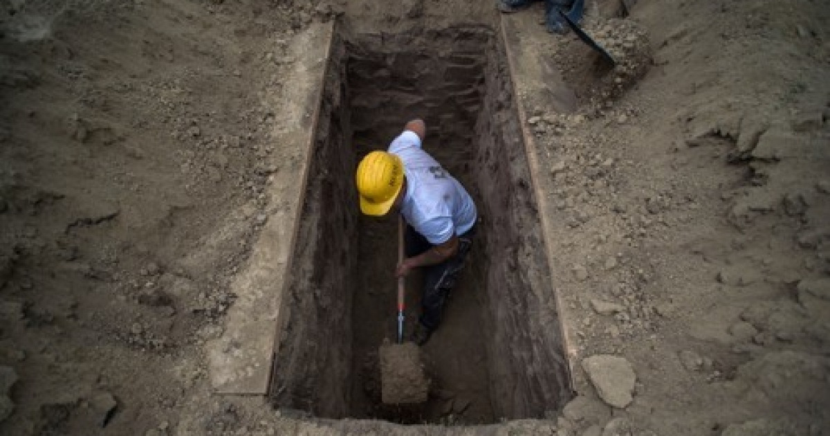 HUNGARY GRAVE DIGGING COMPETITION