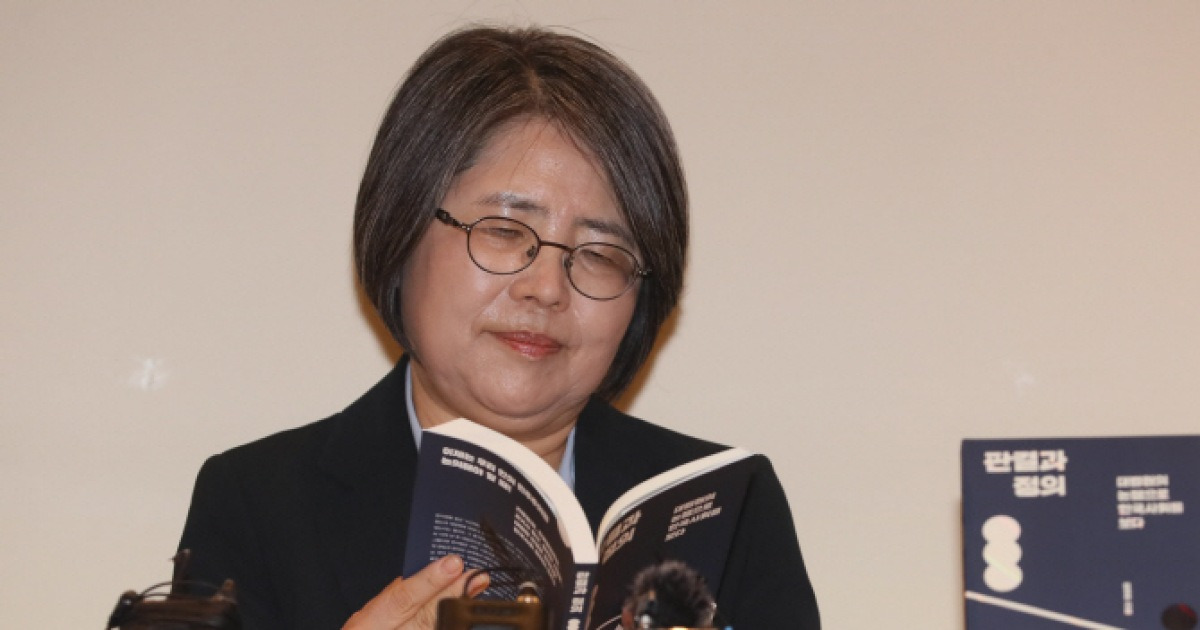 [포토]'판결과 정의' 보는 김영란 전 대법관