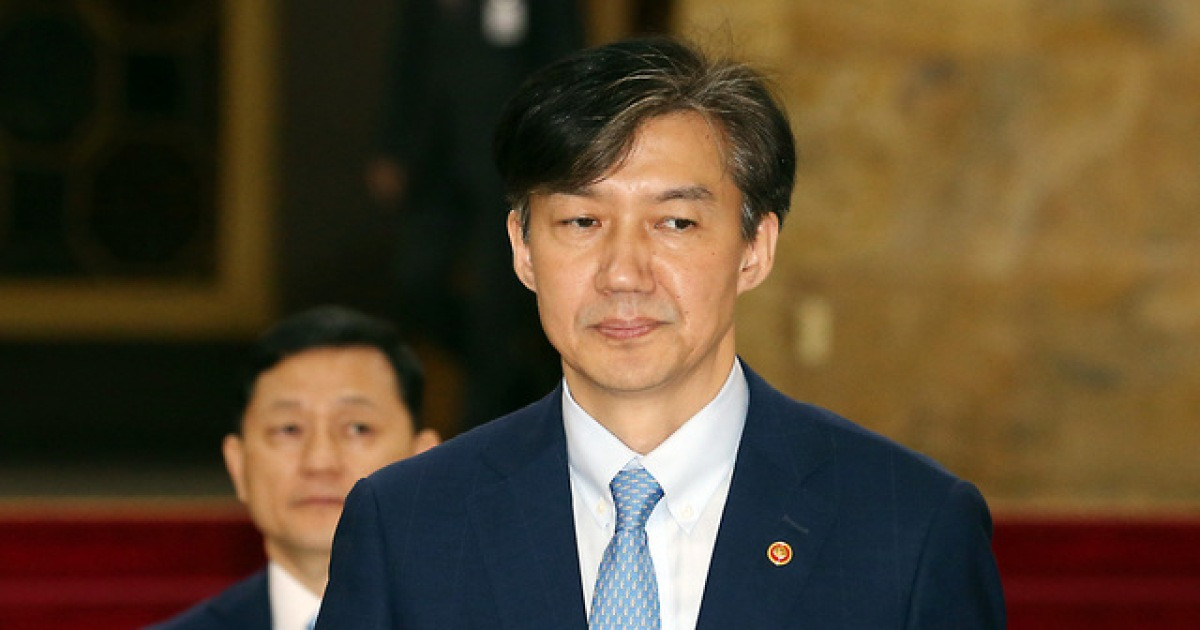 심각한 표정의 조국