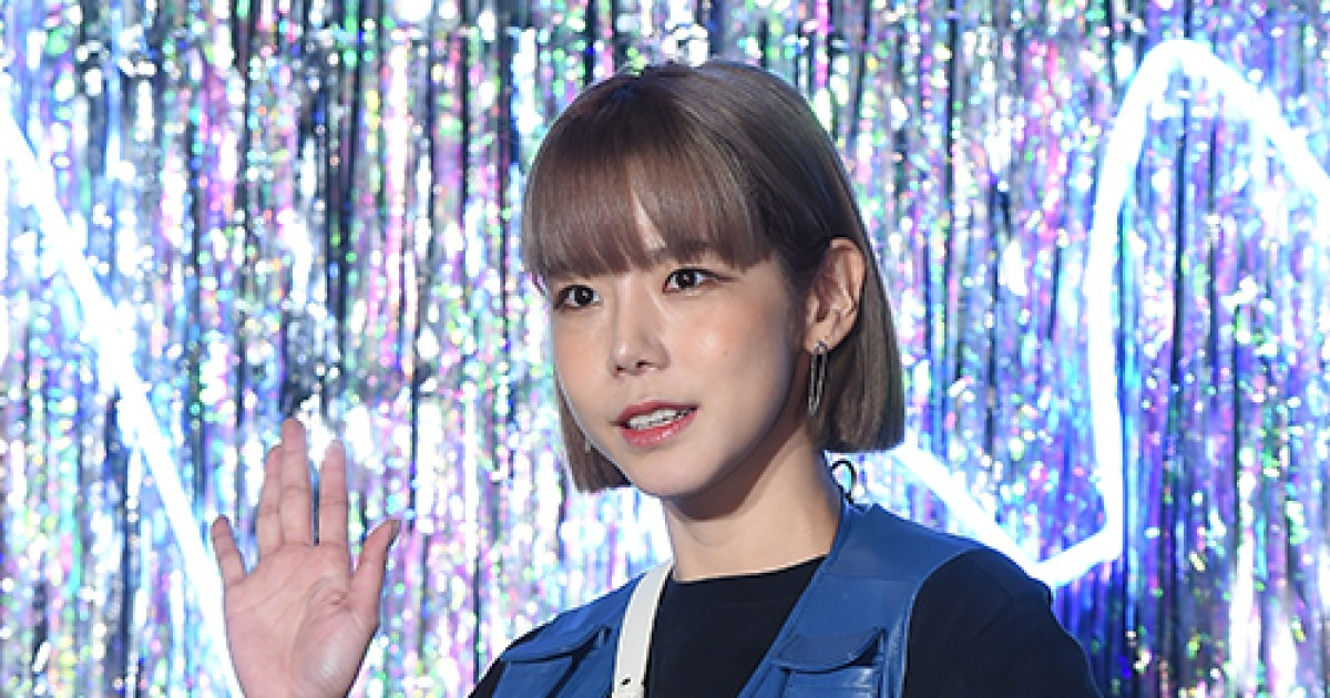 [MD포토] 정하은 '발랄한 손인사'