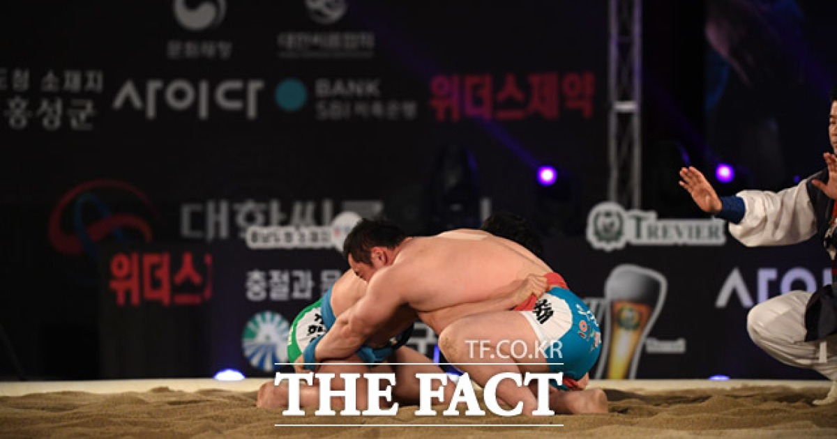 [TF포토] 태백장사 앞두고 치열한 샅바싸움