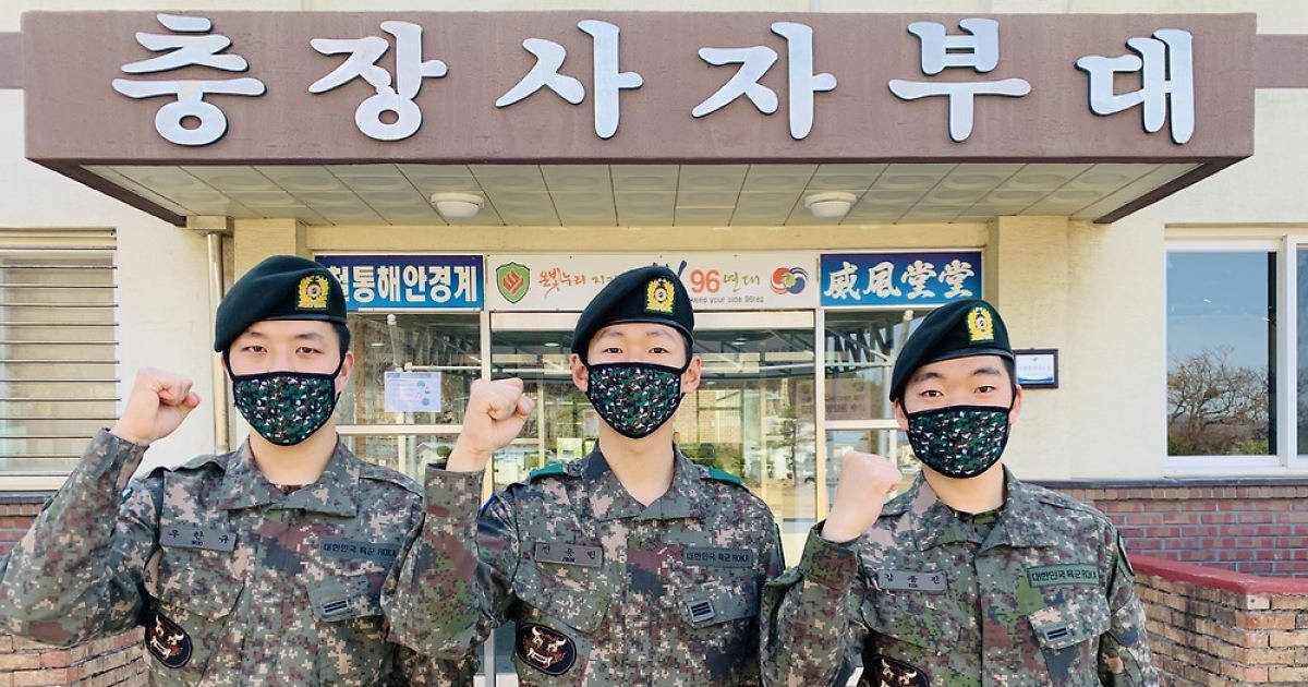 어두운 밤 길가에 쓰러진 심장질환 70대 구한 군 장병들