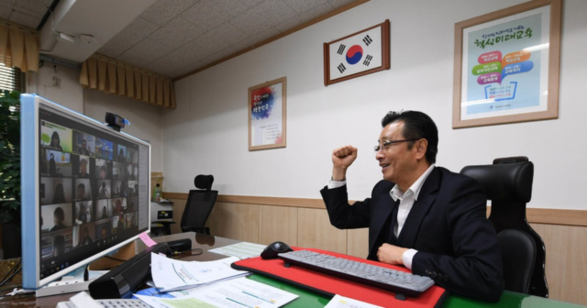 온라인 개학식에서 인사하는 교장선생님