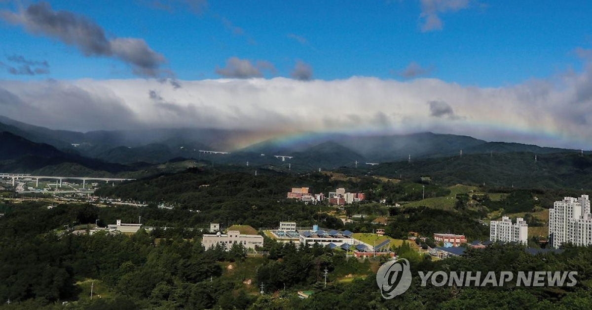 파란 하늘 아래 무지개