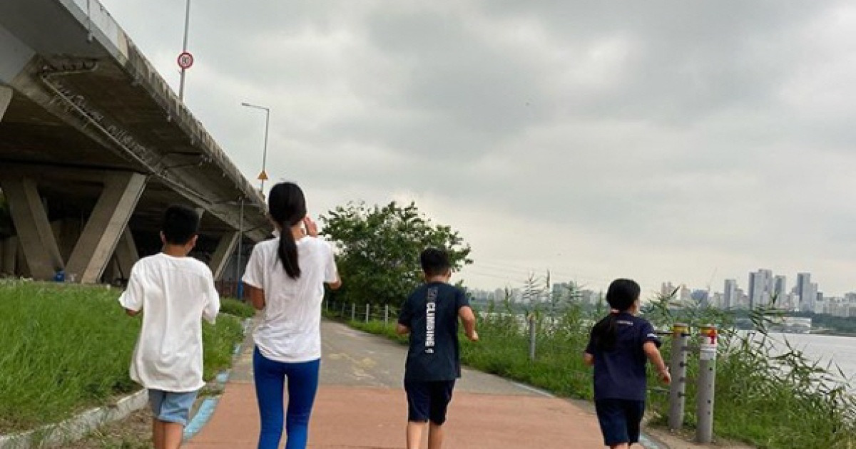 션, 첫째딸 하음 정혜영인 줄..훌쩍 자란 사남매 뒷모습 