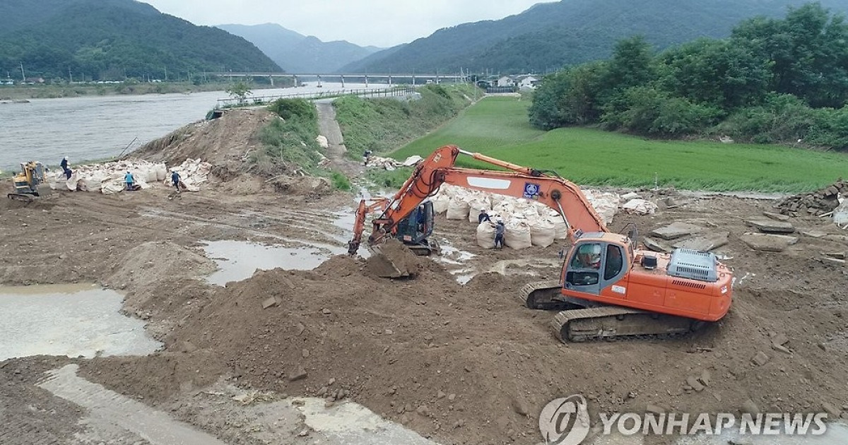 붕괴된 섬진강 둑 응급복구작업