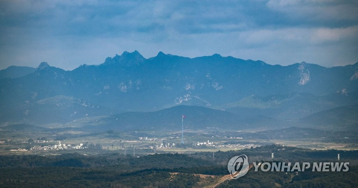 파주에서 보이는 개성 송악산
