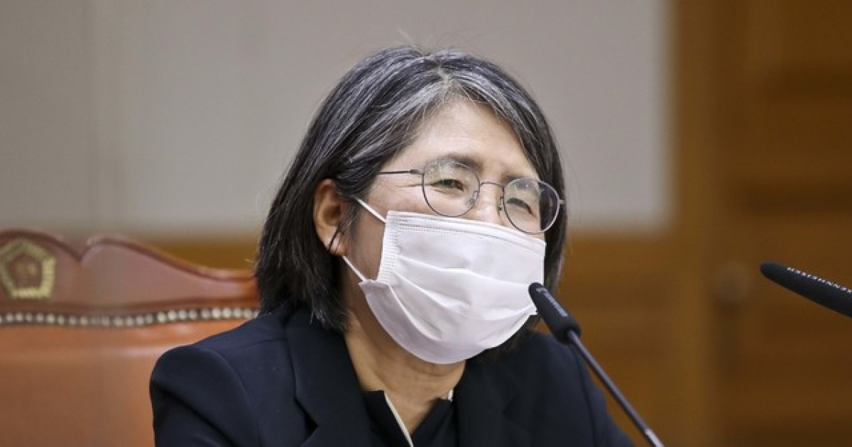 대화하는 김영란 위원장