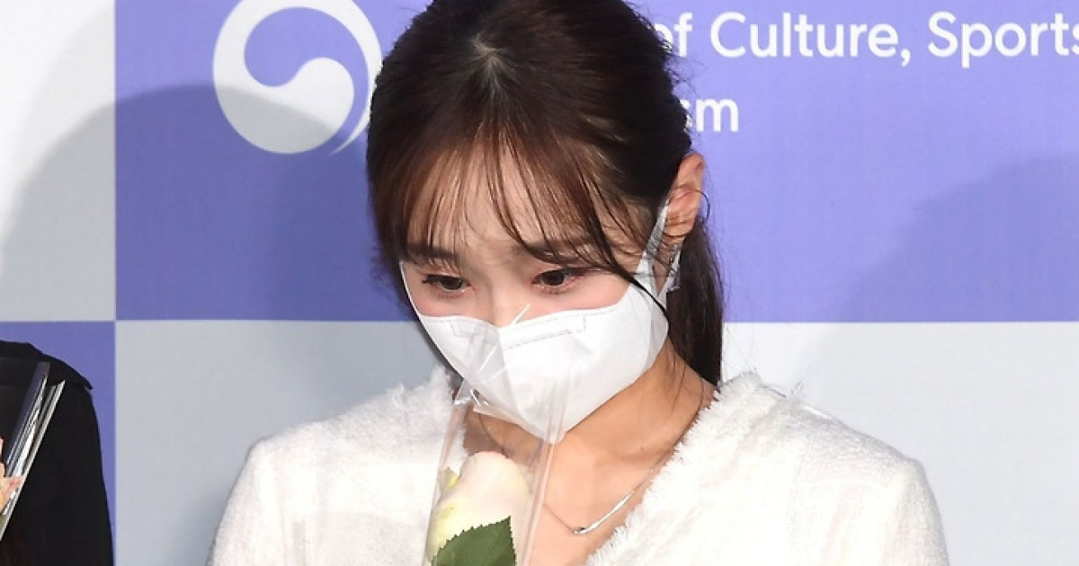 [머니S포토] 이달의 소녀 츄 '꽃향기에 취해~'