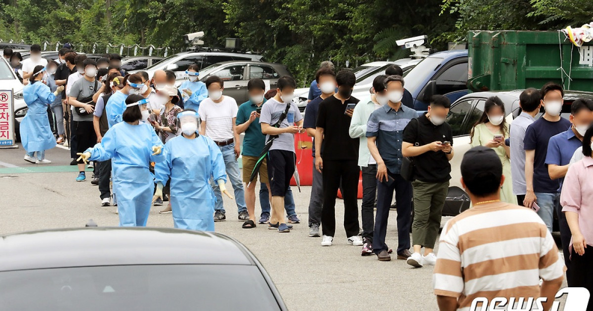 50대 백신 예약 중단으로 '투 트랙' 흔들..2주 어떻게 버티나