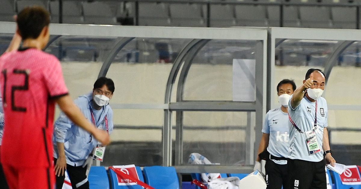 김학범 감독 '동점골 넣은 이동경 향해 엄지척'포토