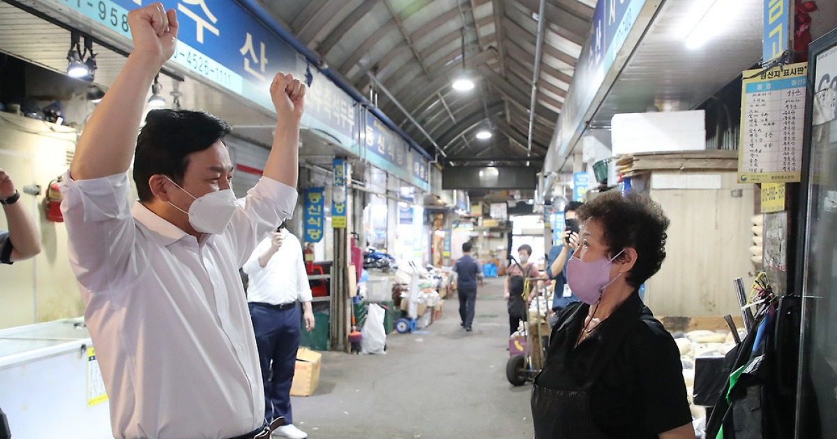 대구 칠성시장 찾은 원희룡 "미안합니다. 벌서겠습니다"