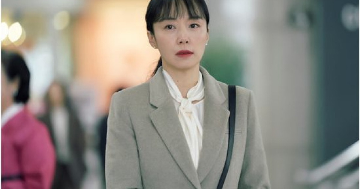 '인간실격' 전도연·류준열, 결혼식장 로비서 마주쳤다 [포인트:신]