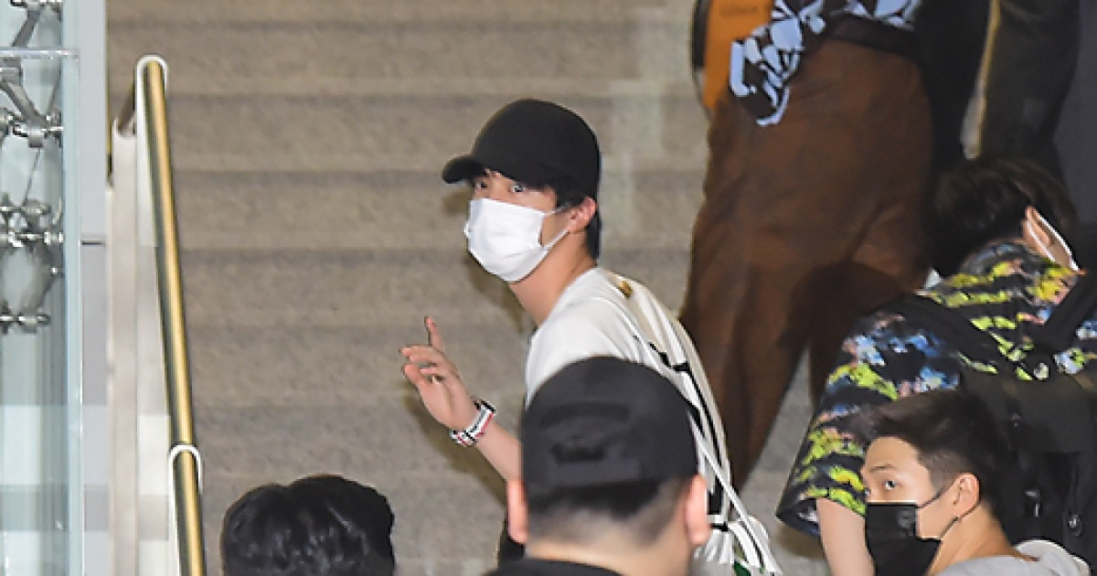 [MD포토] BTS 진 '아쉬워하는 팬들 위해 돌아보며 인사'