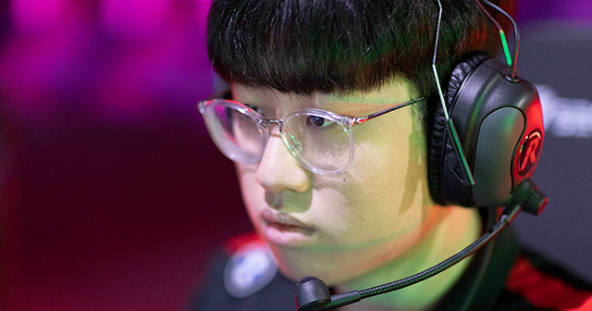 [포토] LCK 경기 준비 중인 '제우스' 최우재