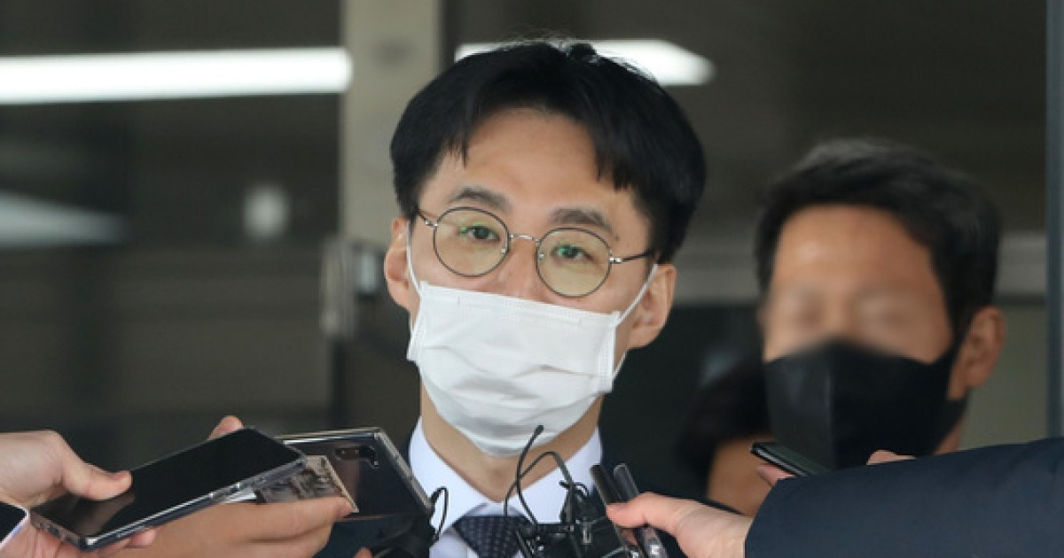질문에 답하는 박하영 차장검사