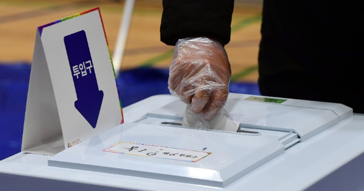 선관위 '투표용지 재발급 사전투표자' 고발 조치