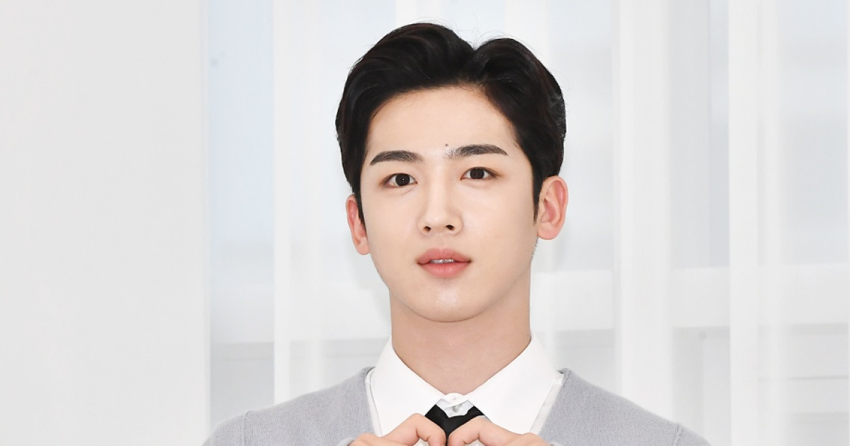 김요한 (WEi), 눈에 확 띄는 포즈 [포토엔HD]