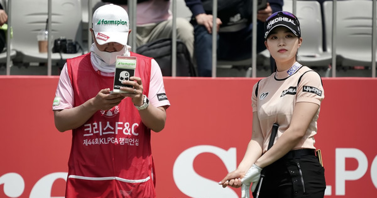 안지현 '캐디 이계호는 야디지북 보며 공략지점 살피기'[포토]