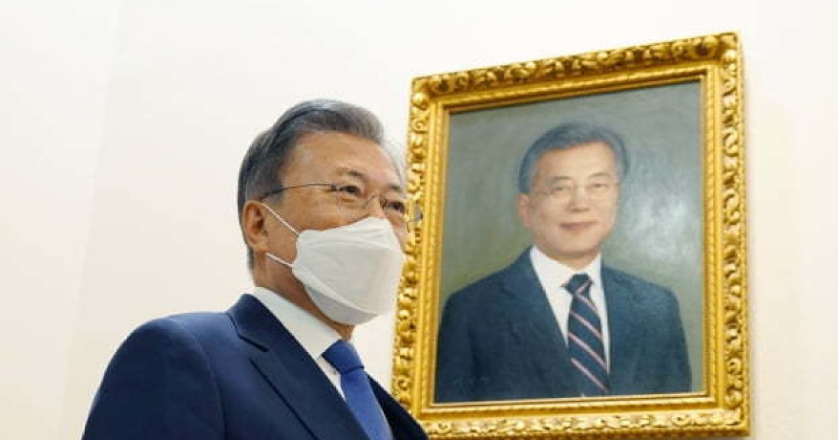 청와대, 40대 청년 화가가 그린 문 대통령 공식 초상화 공개