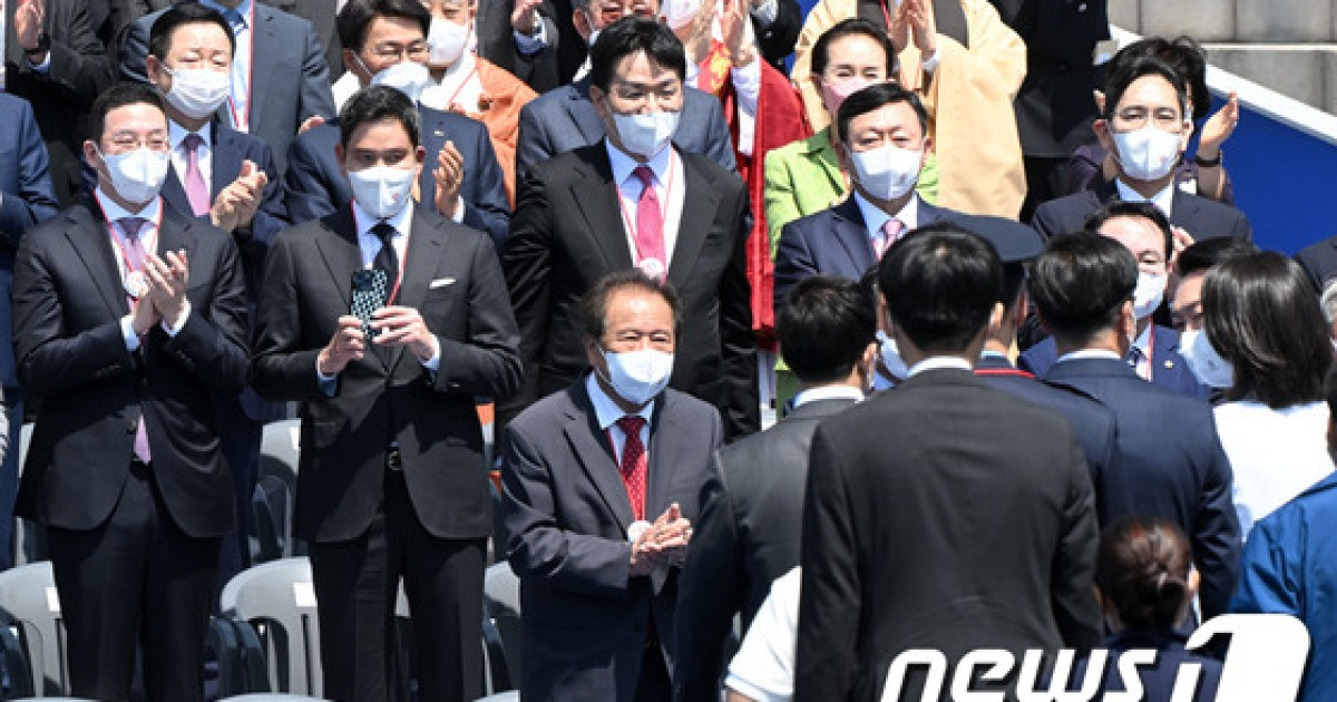 윤석열 대통령 촬영하는 정용진 신세계 부회장