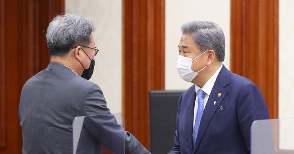 악수하는 박진-왕윤종