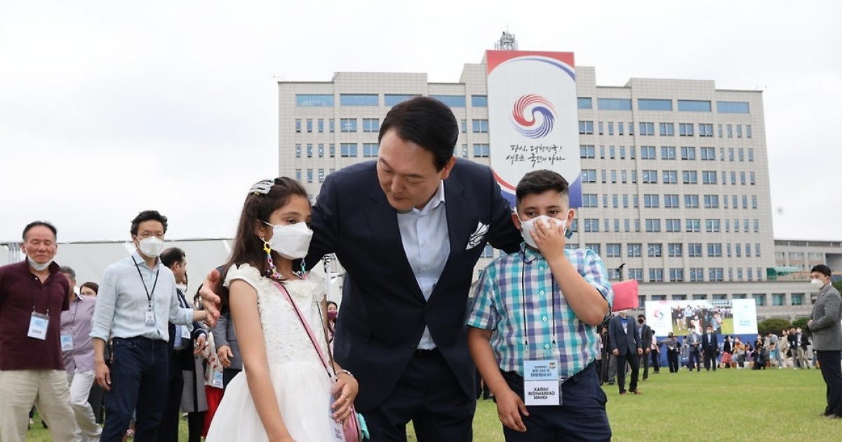 아프간 특별기여자 자녀와 대화하는 윤석열 대통령