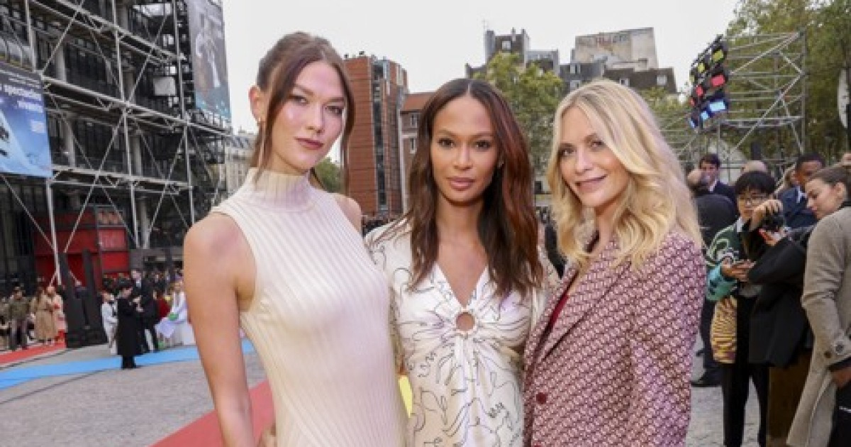 Paris Fashion RTW SS 23 Stella McCartney Front Row(01)