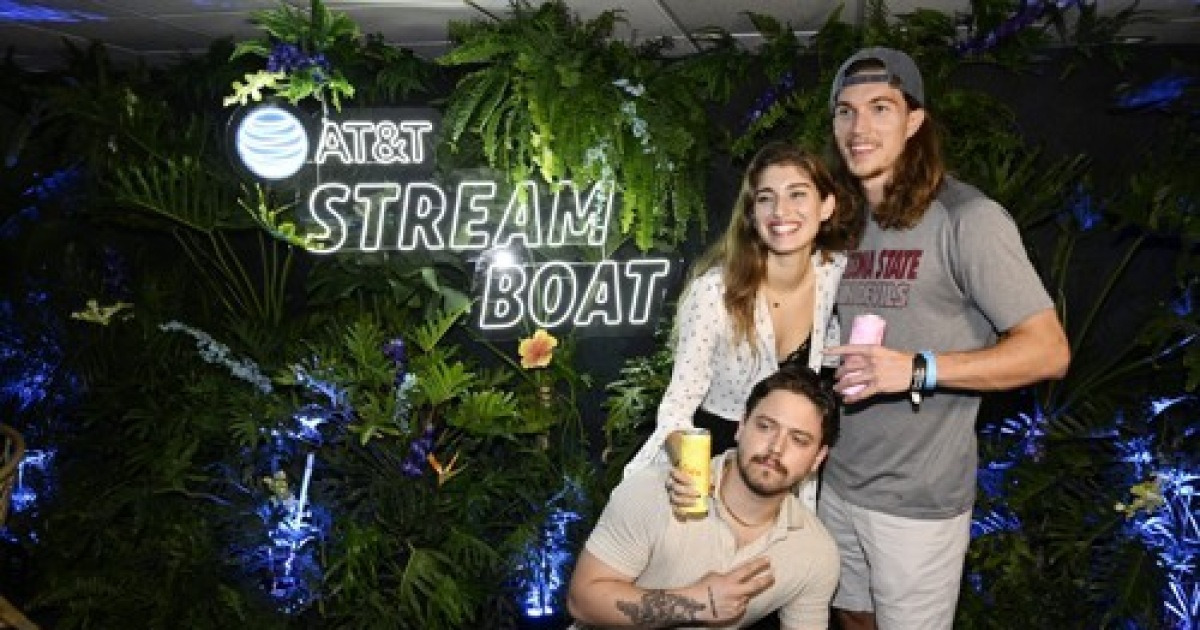 At t stream boat
