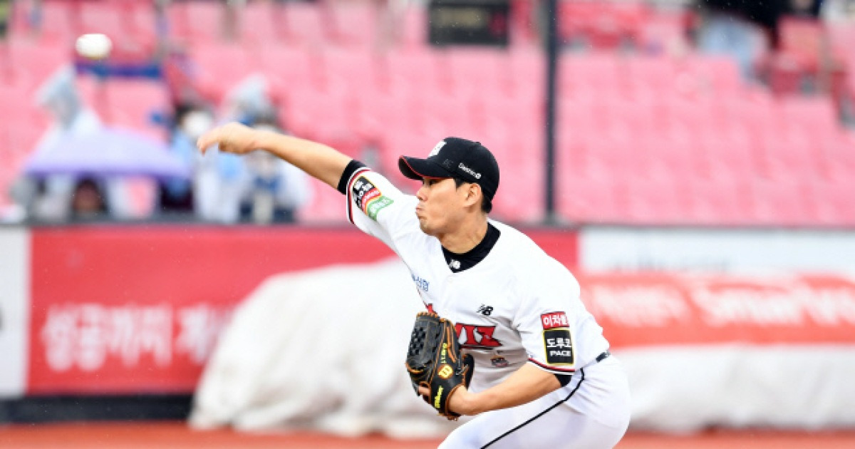 [포토]역투하는 KT 김재윤, 시즌 33세이브