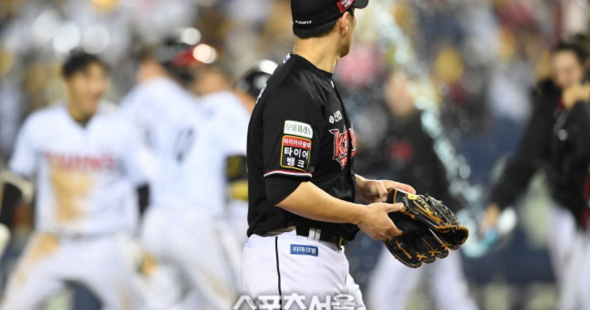[포토]KT 김재윤, 3위 자리 지켜내지 못한 아쉬운 블론 세이브