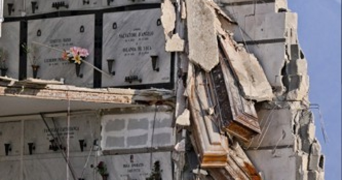 italy-curiosities-naples-cemetery-collapse