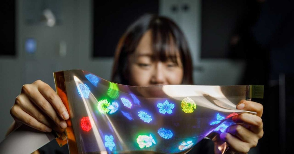 LGの新しい薄く伸縮性のあるディスプレイは、皮膚、車、家具を包むために使用できる可能性があります