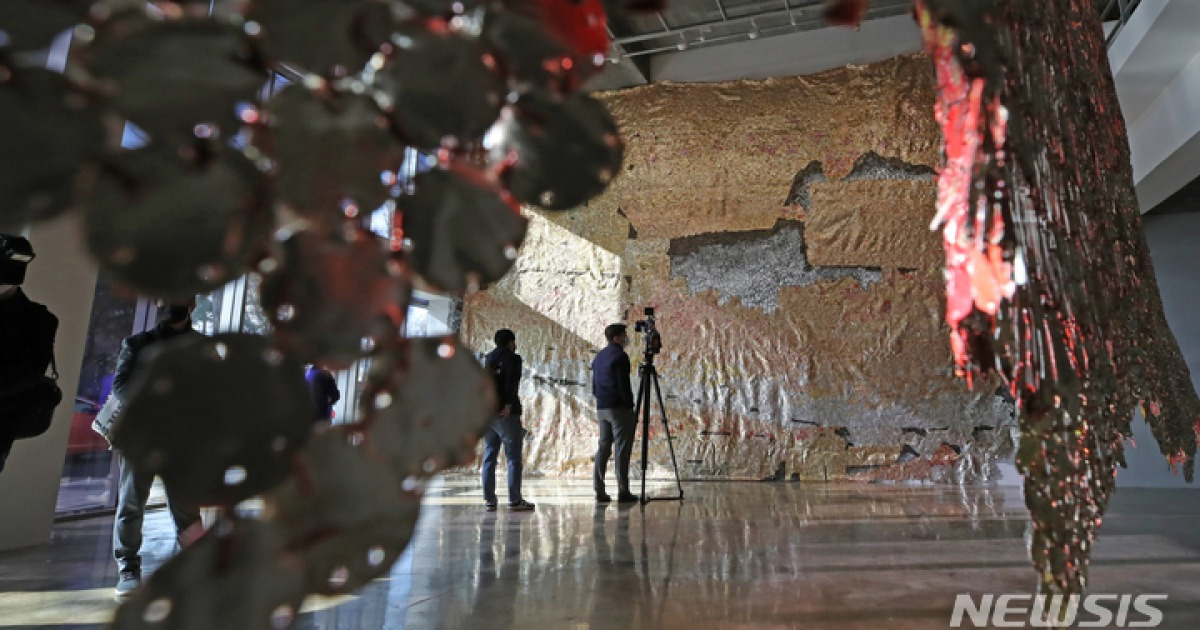new-world-symphony-el-anatsui