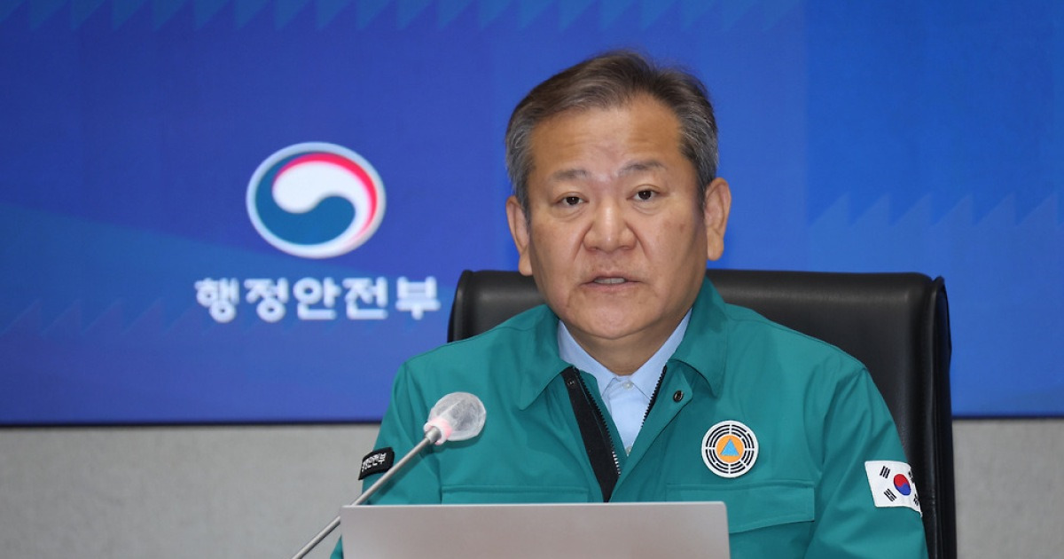 Resign or be impeached: Embattled safety minister pressured to leave