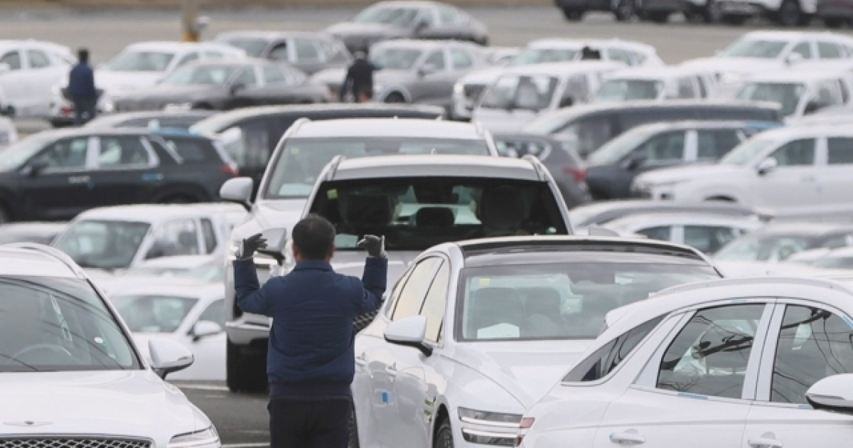 새 차 주행거리 100km? 직접 몰아 전달하는 '로드탁송' 늘어