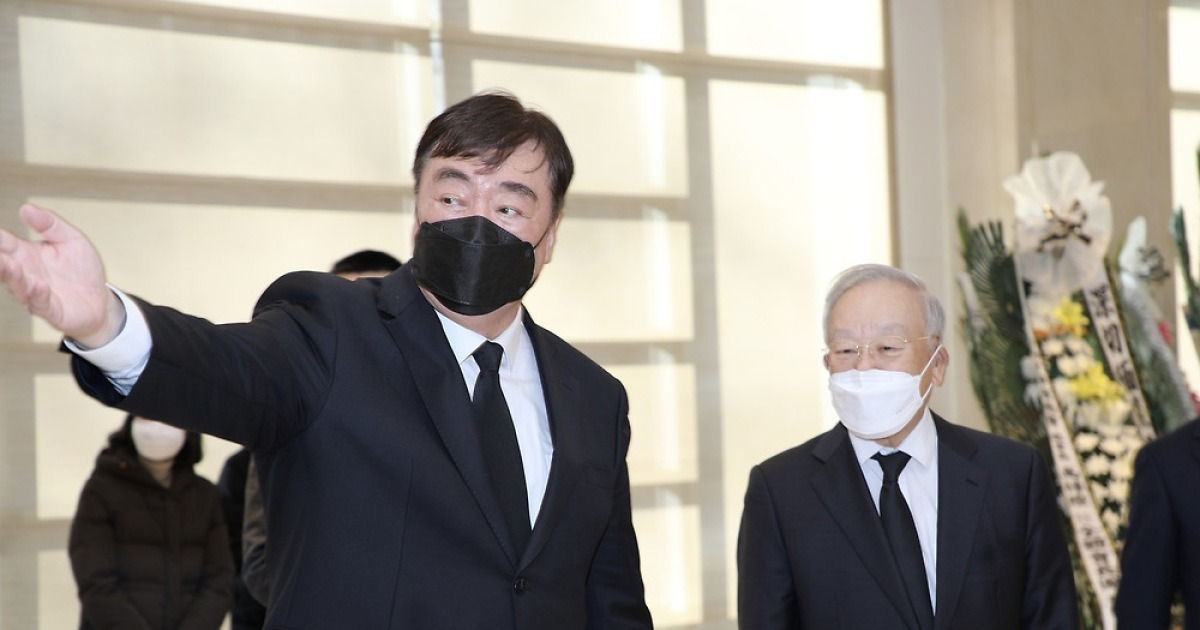장쩌민 전 中 국가주석 분향소 방문한 손경식 회장