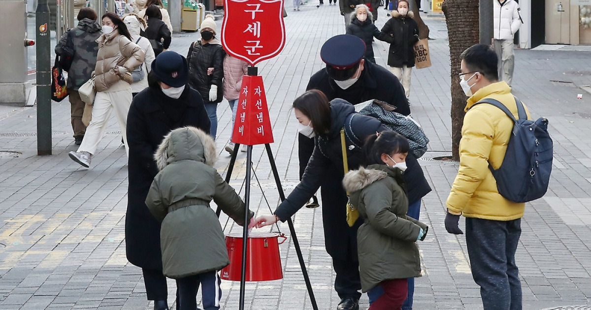 [르포]한파 녹이는 따뜻한 손길…자선냄비 모금액 작년보다 7% 늘어