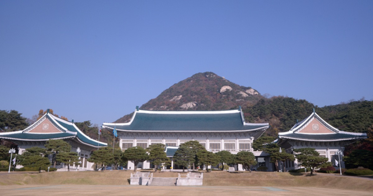 [단독] 관람로 바로 옆에서 고려시대 기와조각 나왔다…청와대 첫 연구조사 보고서 입수