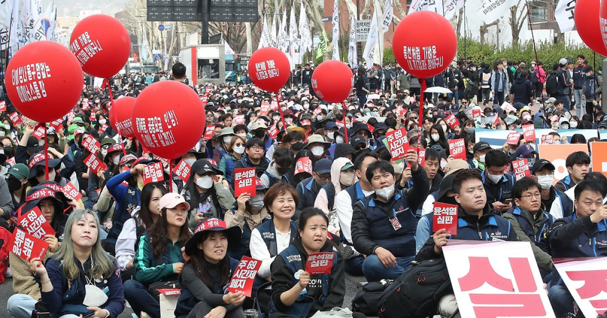 대학로·광화문 대규모 집회… “소음 낮추라” 안내에도 구호 계속