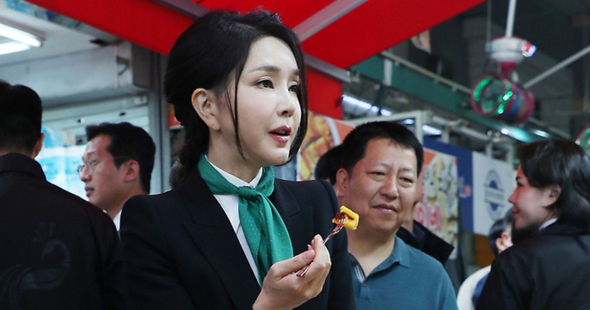 떡 시식하는 김건희 여사