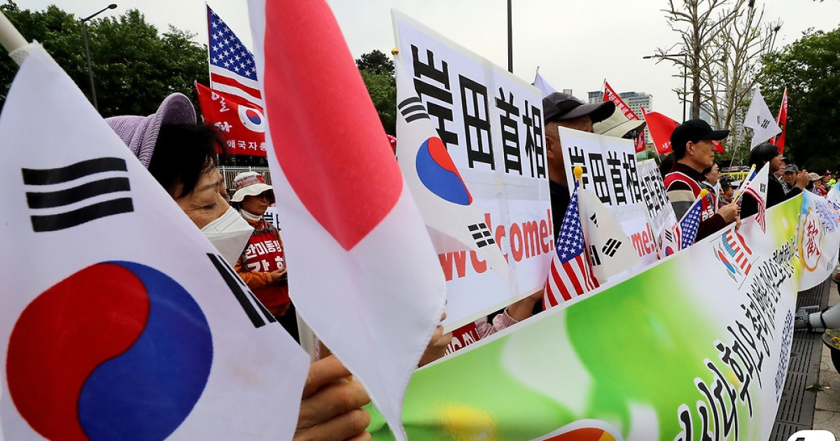 태극기와 일장기 들고 일본 총리 환영하는 보수단체