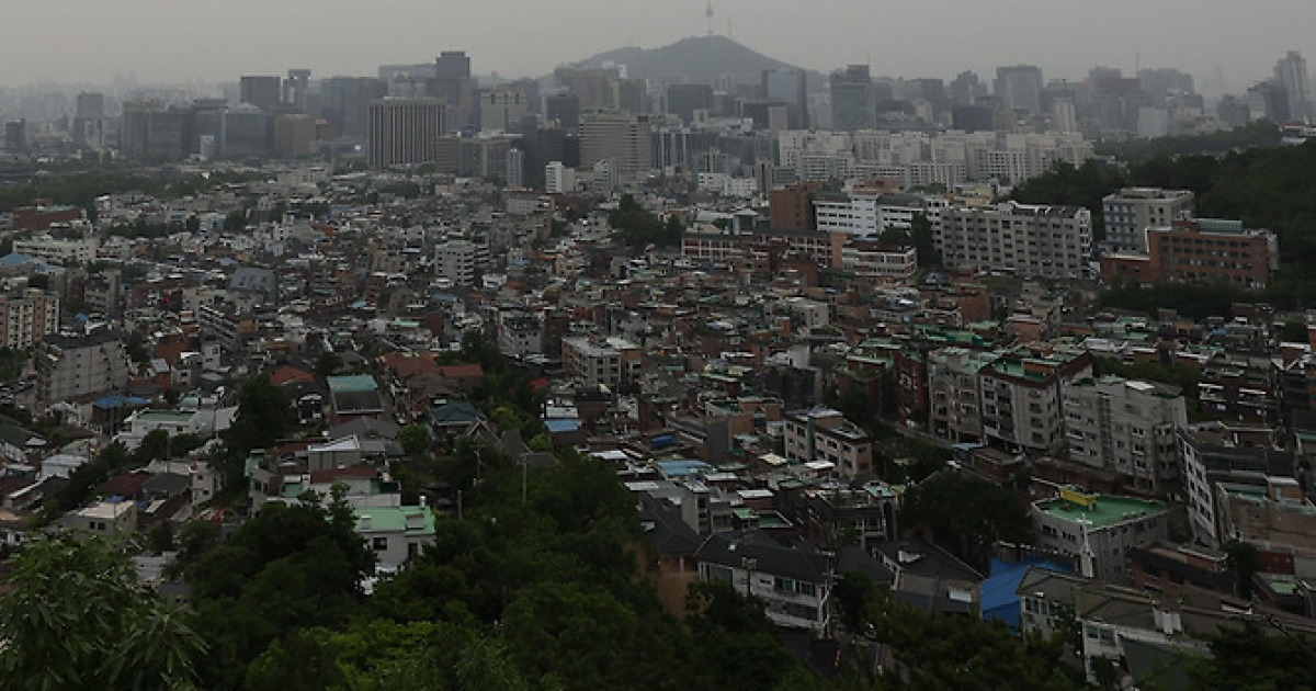 황사·미세먼지 습격···누런 하늘에 흙탕 비 내린다