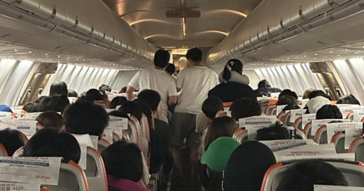 Teen on Jeju Air flight nabbed for midair escape attempt