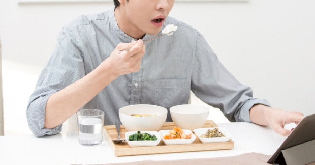 밥 먹을 때 ‘쓰읍’ ‘쩝쩝’ 소리 내는 사람, 이유가 뭘까?