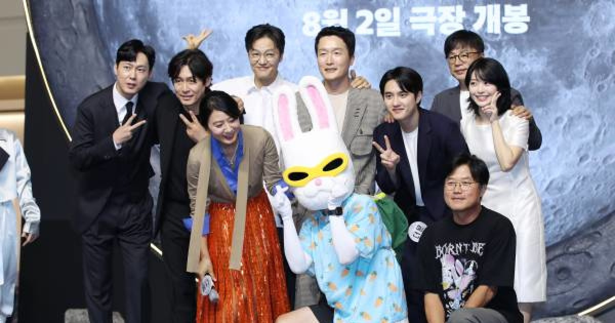 [포토] 영화 '더 문' 주역들, 나영석 PD-토롱이와 인증샷