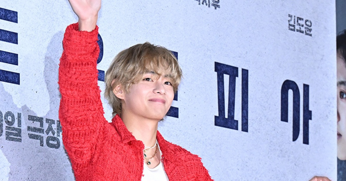 BTS 뷔, 관객과 아미들에게 인사~ [포토엔HD]