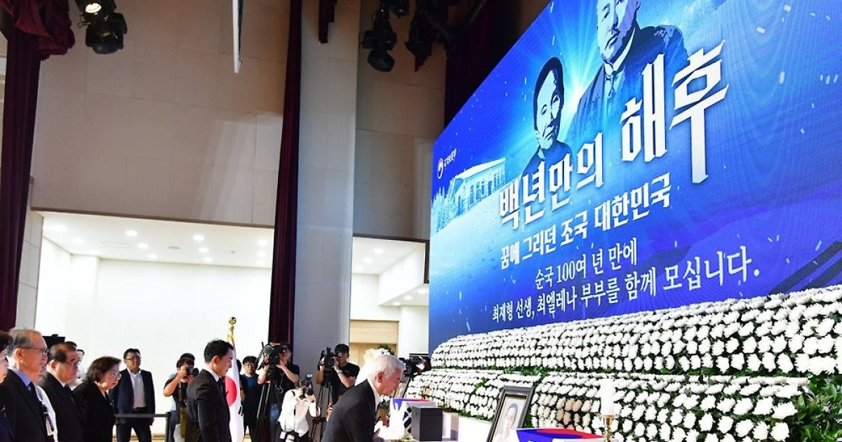헌화하는 최재형 선생 손자 최 파벨 씨