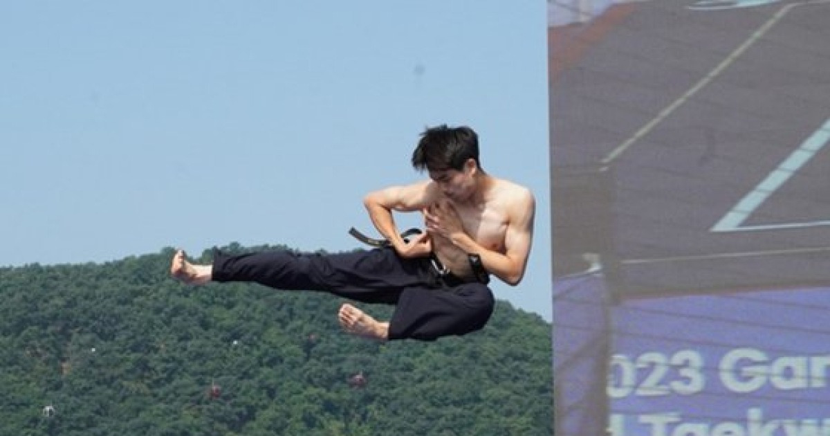 여자 탱크탑, 남자 상의 탈의…4년 만에